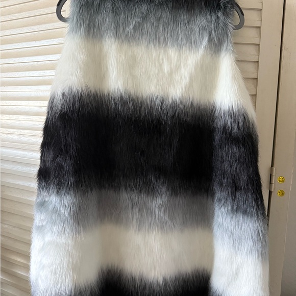 Melissa McCarthy Black and White Faux Fur Vest - Picture 5 of 6